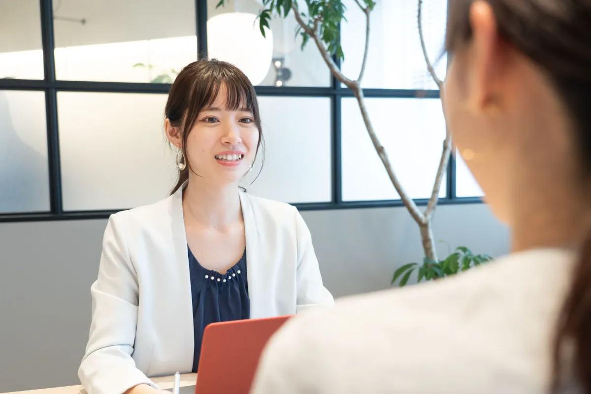 相談者と対話する代表
