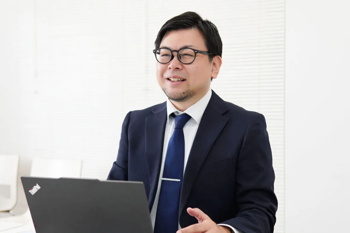 資料を手に説明する株式会社カモシカ代表