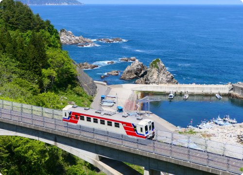 海沿いの道路と三陸の風景
