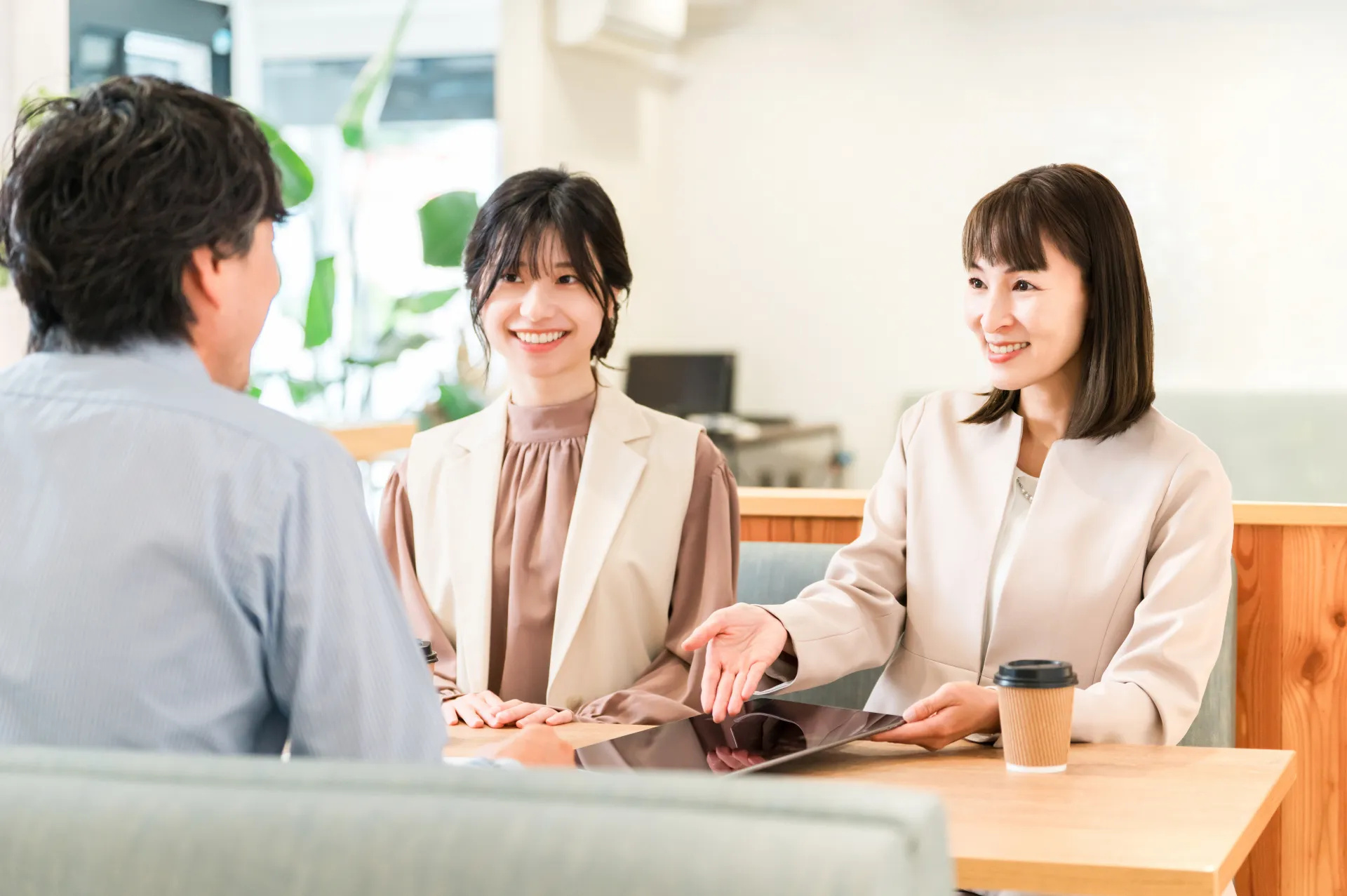 Web施策について打ち合わせる様子